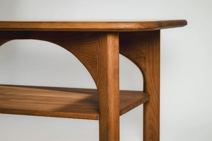 Détail d'une table basse en bois réalisé par l'atelier Matière Vive