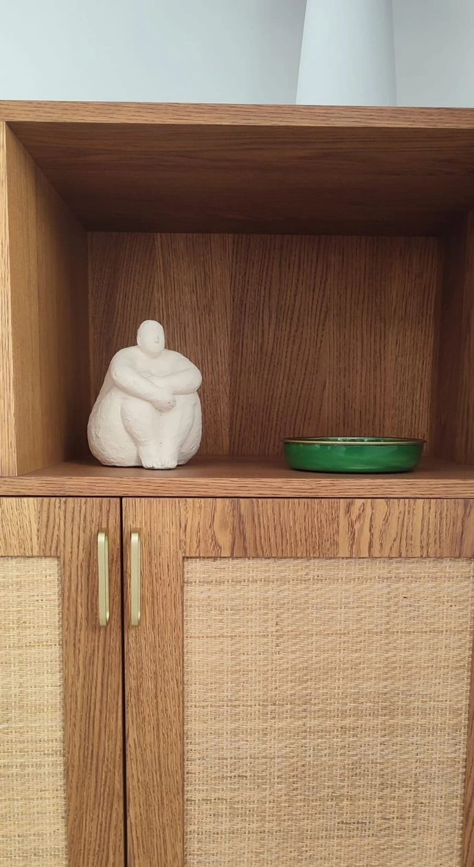 détail : meuble de rangement pour le salon en chêne et rotin réalisé par Matière Vive, atelier d&amp;#39;ébénisterie d&amp;#39;Angers et Moka maison de décoration