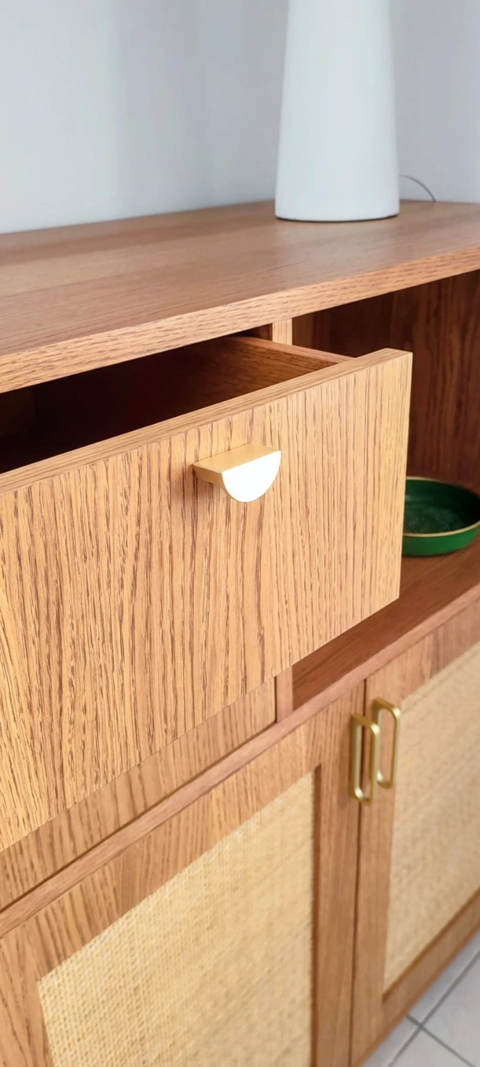 détail :meuble de rangement pour le salon en chêne et rotin réalisé par Moka maison de décoration et Matière Vive, atelier d&amp;#39;ébénisterie d&amp;#39;Angers
