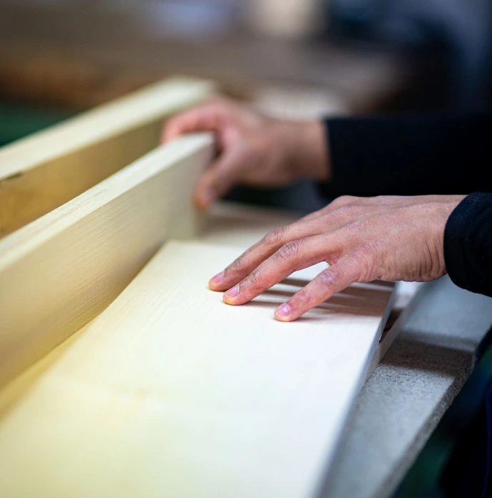 détail des mains de l'ébéniste Céline Counali, de l'atelier angevin Matière Vive